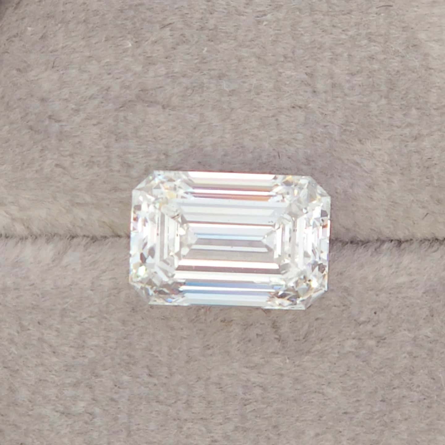 Lowest Price Eco Diamond – 1.71 ct Emerald E-VS1 IGI LG618487023 - Excellent symmetry, Excellent polish.