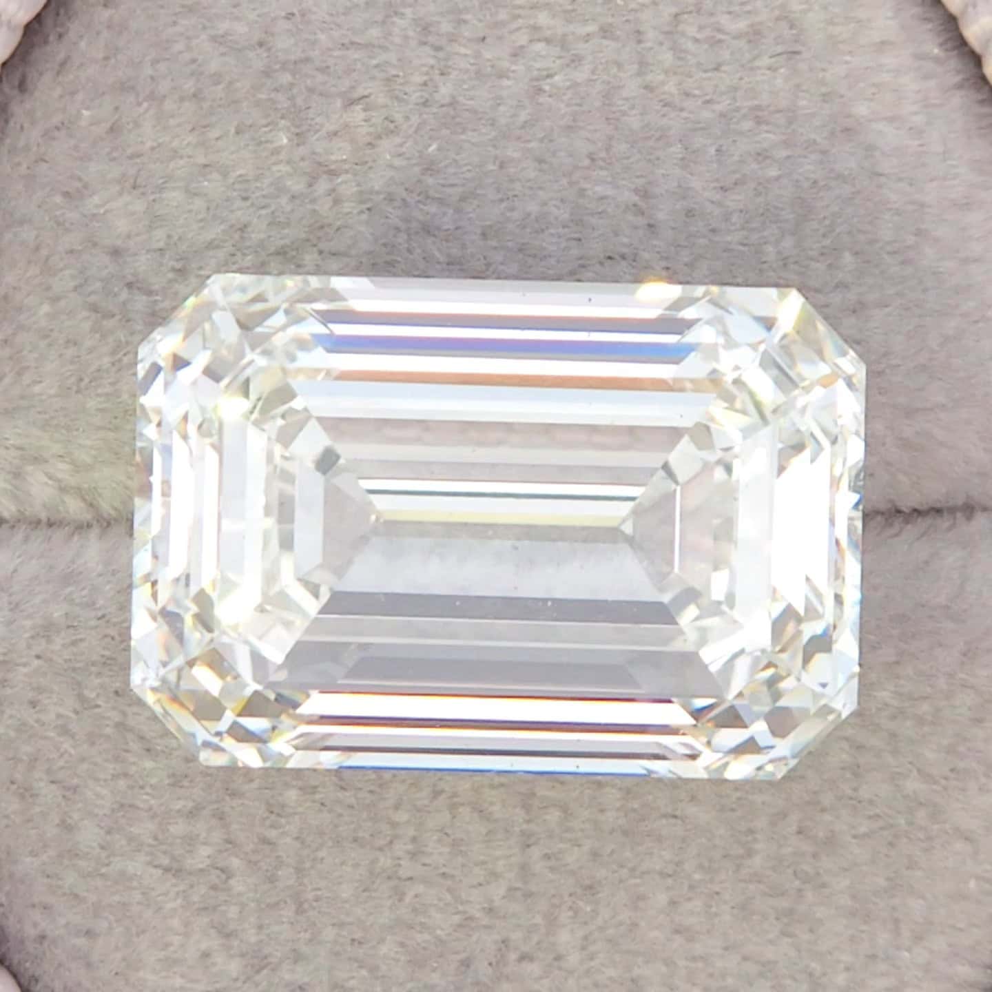 Lowest Price Eco Diamond – 10.57 ct Lab Emerald H-VS2 IGI LG604381149 - Excellent symmetry, Excellent polish.