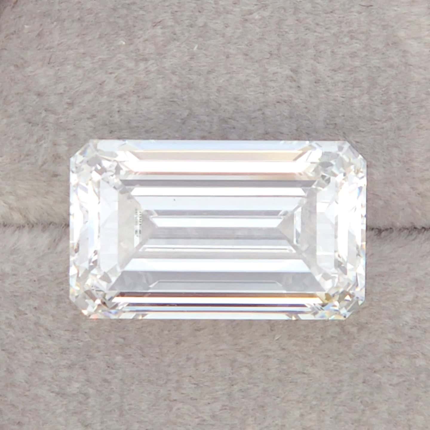 Lowest Price Eco Diamond – 5.01 ct Emerald E-VS1 IGI LG602389547 - Excellent symmetry, Excellent polish.